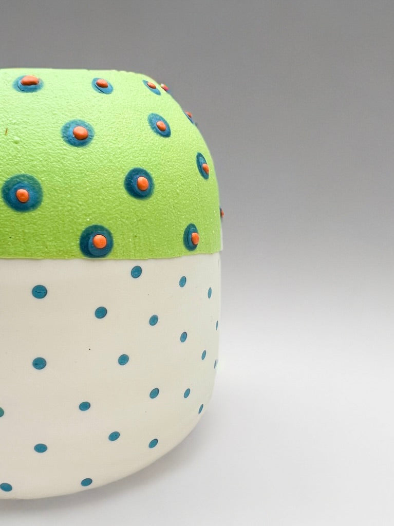 Penelope - big and green vase with dots